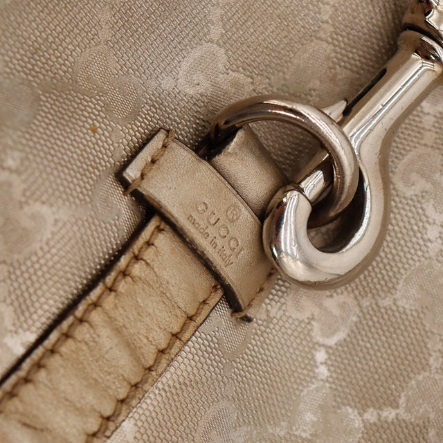 Détail mousqueton et estampille Gucci made in Italy sur le Hobo — AMANA Vintage