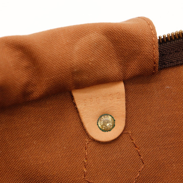 Détail tirette en cuir usée et cadenas Louis Vuitton Speedy 35 — AMANA Vintage