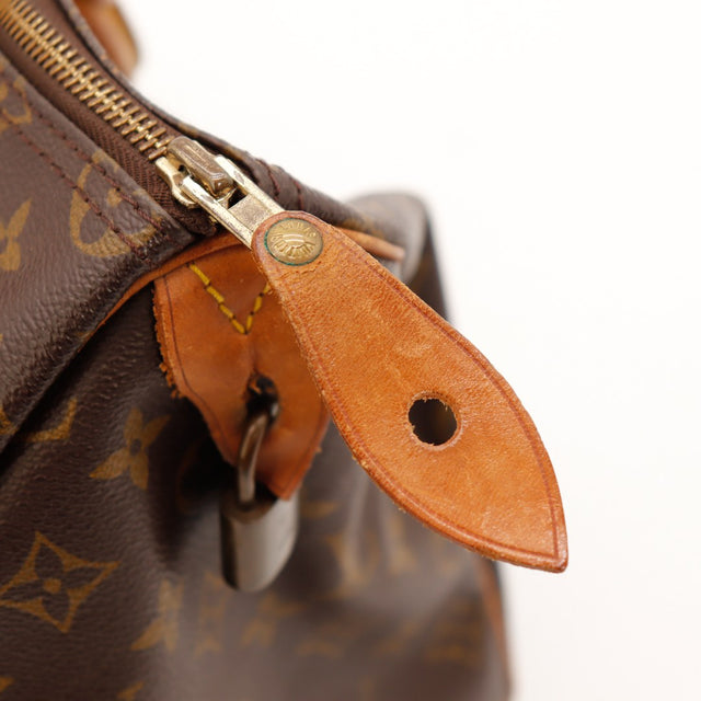 Détail cadenas Louis Vuitton Speedy 35 patine dorée — AMANA Vintage