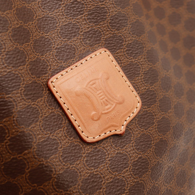 Détail écusson cuir Céline Paris sur toile Macadam — AMANA Vintage