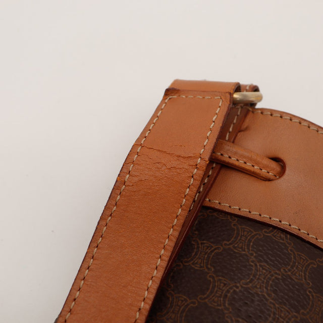 Détail attache bandoulière cuir sac seau Céline Macadam — AMANA Vintage