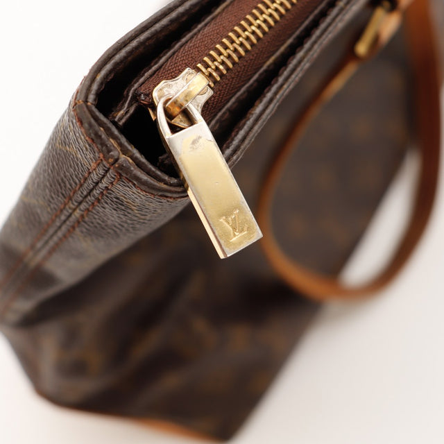 Détail tirette et fermeture éclair Louis Vuitton Cabas Mezzo — AMANA Vintage