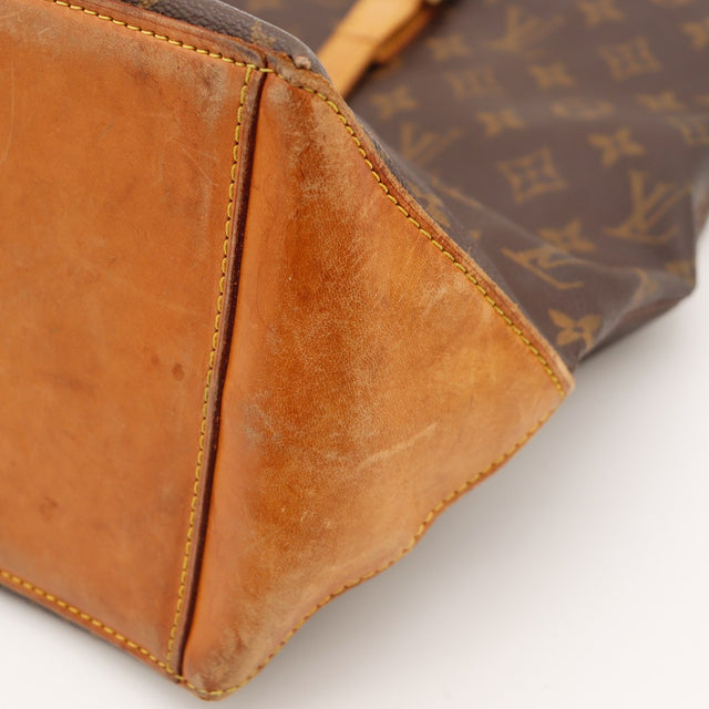 Détail coin inférieur patine caramel Louis Vuitton Cabas Mezzo — AMANA Vintage