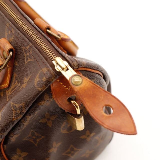Détail cadenas doré LV patine Louis Vuitton Speedy 25 — AMANA Vintage