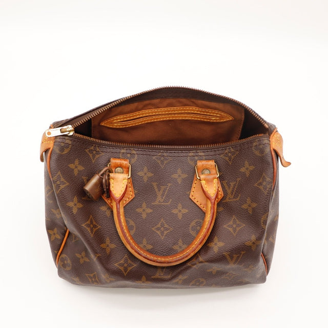 Détail des pattes Louis Vuitton Speedy 25 cuir vachette occasion authentique — AMANA Vintage