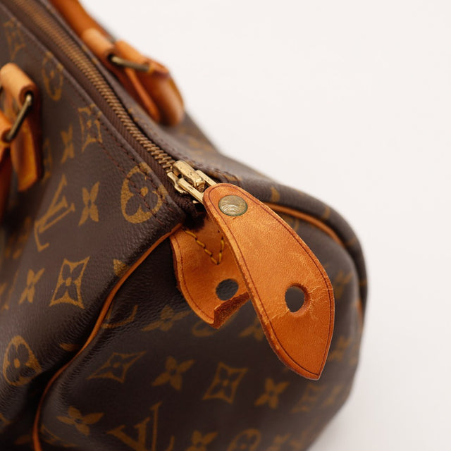 Détail tab vachette estampillé Louis Vuitton Paris made in France Speedy 35 — AMANA Vintage