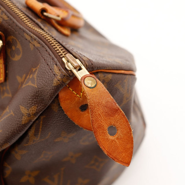 Détail languette cadenas usée et craquelée Louis Vuitton Speedy 30 — AMANA Vintage