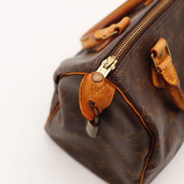 Détail des pattes latérales Louis Vuitton Speedy 25 cuir vachette occasion authentique — AMANA Vintage