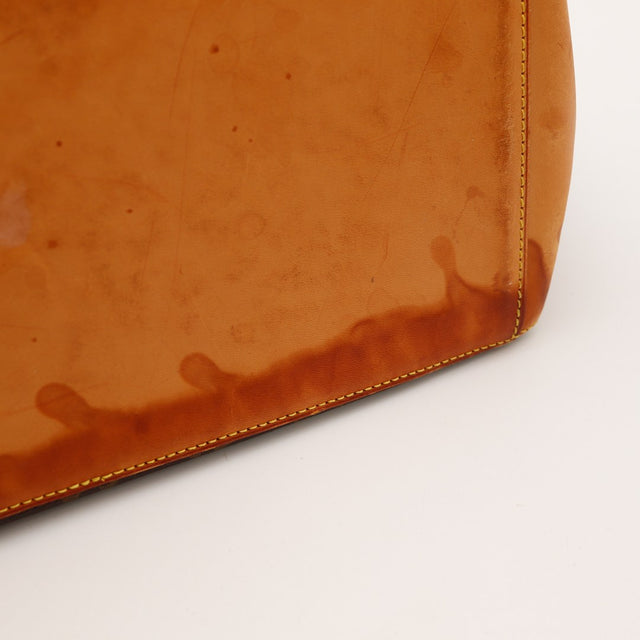Détail des taches sur le cuir du fond du Louis Vuitton Cabas Mezzo — AMANA Vintage