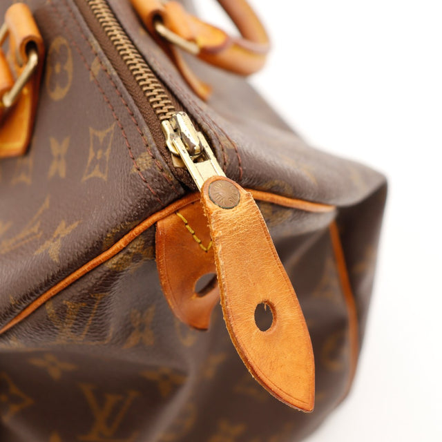 Détail languette cadenas Louis Vuitton Speedy 30 cuir vachette usé — AMANA Vintage