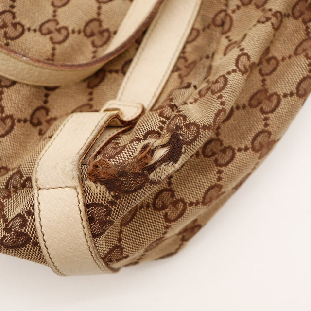 Détail toile déchirée sur le côté inférieur du sac Gucci Tote — AMANA Vintage