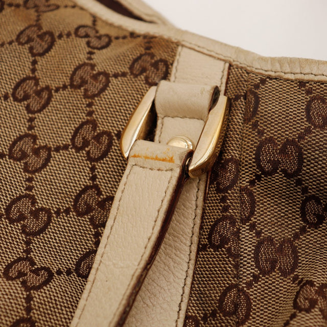 Détail attache métallique dorée et cuir ivoire sac Gucci Tote — AMANA Vintage