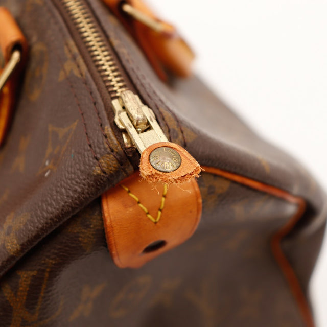 Détail tirette en cuir effilochée Louis Vuitton Speedy 30 — AMANA Vintage
