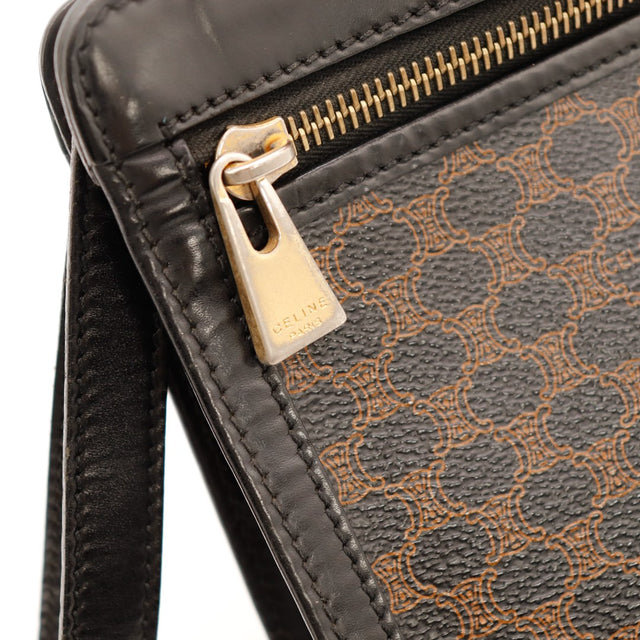 Détail tirette signée Céline Paris sur pochette Macadam occasion authentique — AMANA Vintage