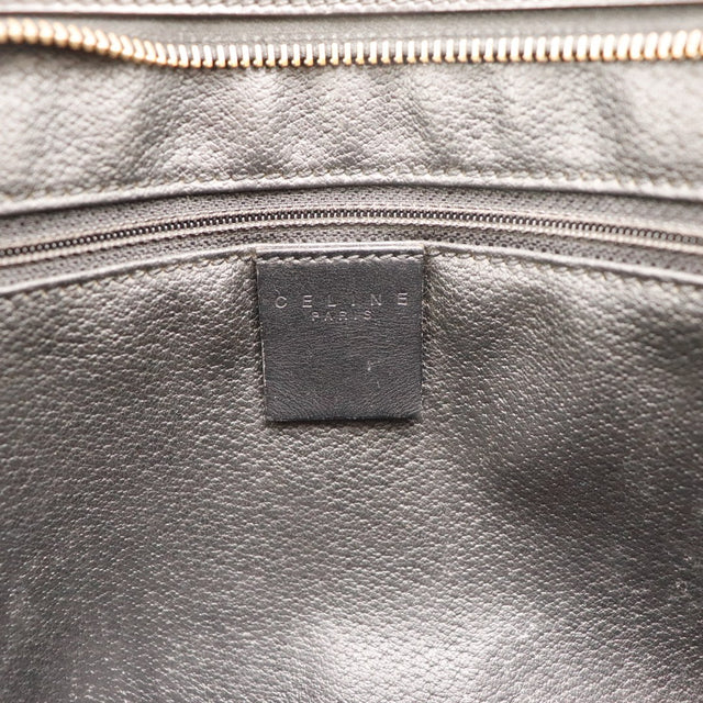 Intérieur cuir noir et étiquette Céline Paris de la pochette Macadam — AMANA Vintage