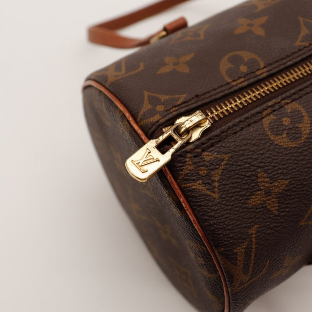 Détail fermeture éclair dorée Louis Vuitton Papillon 30 — AMANA Vintage