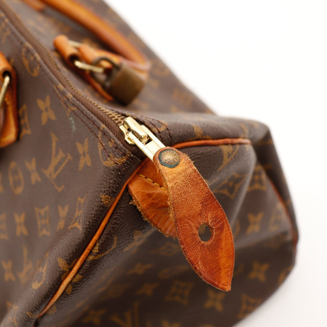 Détail languette cadenas usée et tirette Louis Vuitton Speedy 35 — AMANA Vintage