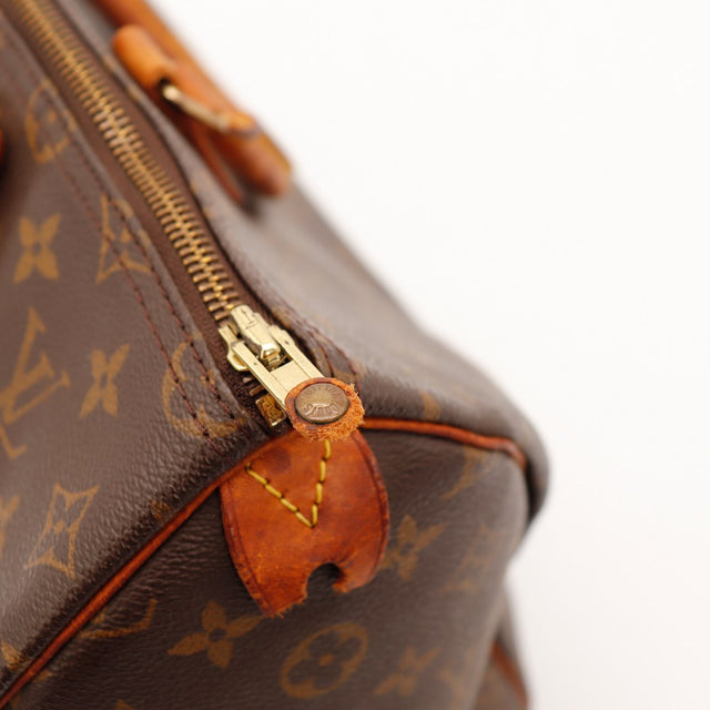 Détail anses et attaches cuir vachette Louis Vuitton Speedy 35 patine caramel — AMANA Vintage