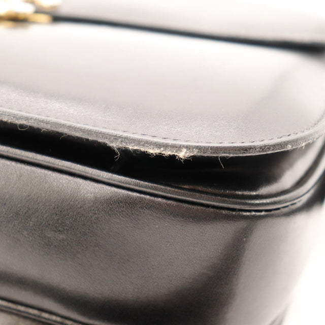 Détail bord du rabat sac Céline Triomphe cuir noir occasion authentique — AMANA Vintage