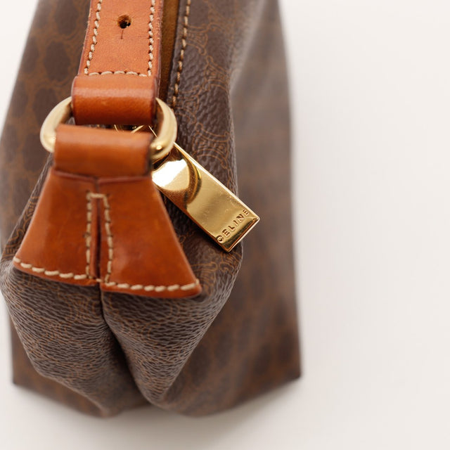 Détail anse cuir et attache dorée Céline Macadam — AMANA Vintage