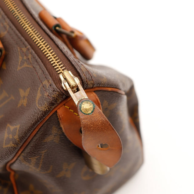 Détail cadenas Louis Vuitton Speedy 25 avec patine bronzée — AMANA Vintage