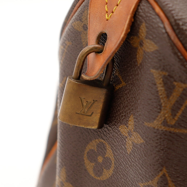 Détail tab cuir avec vert-de-gris sur rivet Louis Vuitton Speedy 25 — AMANA Vintage
