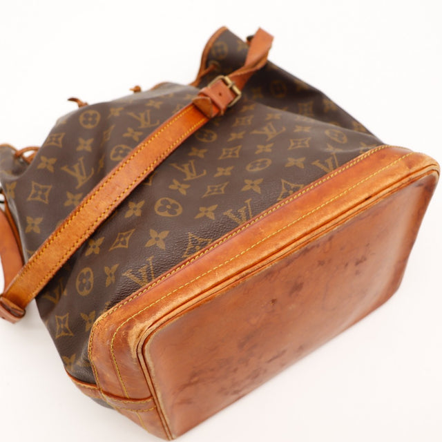 Détail base et bandoulière du Louis Vuitton Noé GM — AMANA Vintage