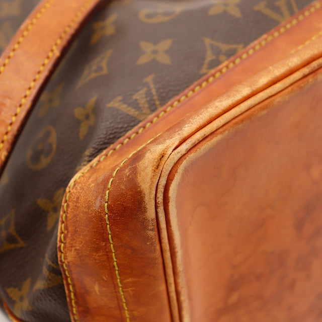 Détail coin inférieur cuir vachette Louis Vuitton Noé GM — AMANA Vintage