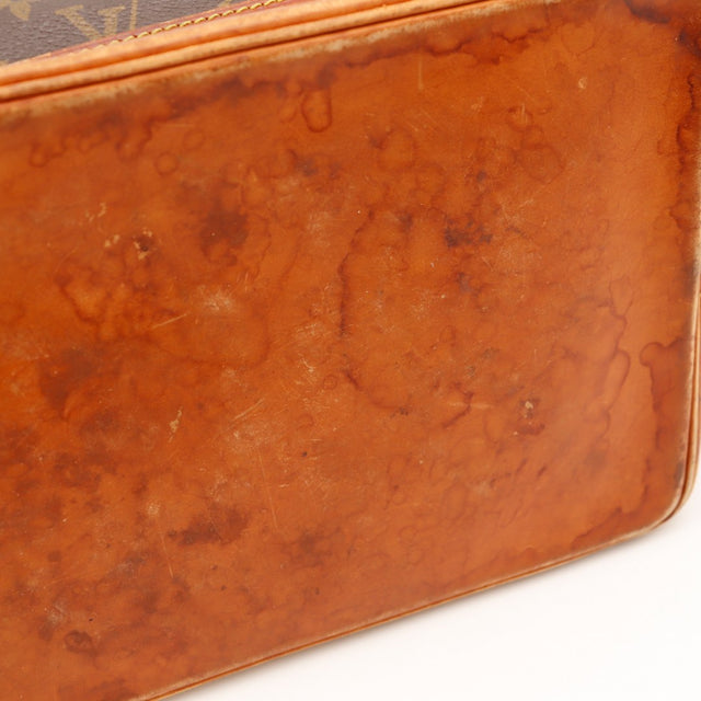 Gros plan fond cuir patiné Louis Vuitton Noé GM occasion — AMANA Vintage