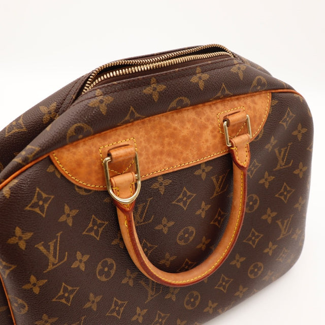 Détail de la fermeture Louis Vuitton Deauville Toile Monogramme occasion authentique — AMANA Vintage