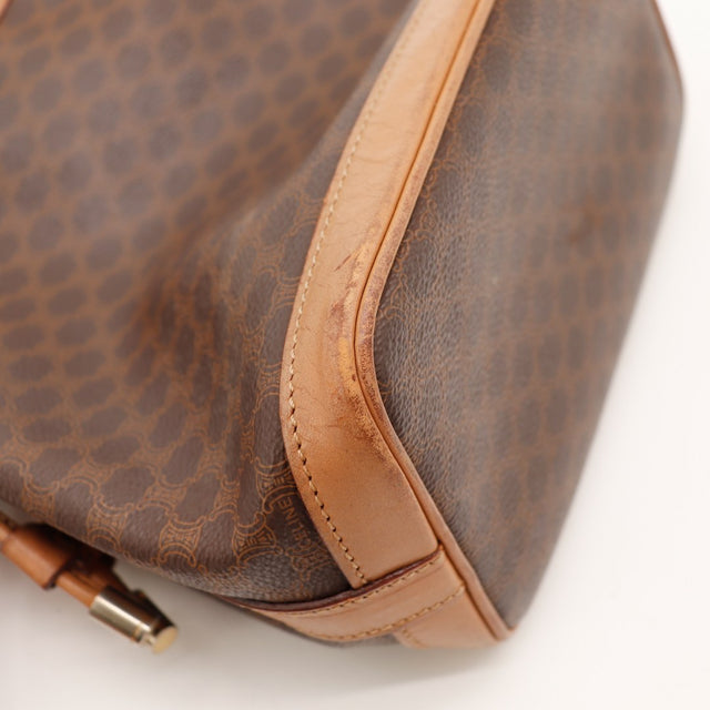 Détail marques sur le cuir de bordure sac seau Céline Macadam — AMANA Vintage