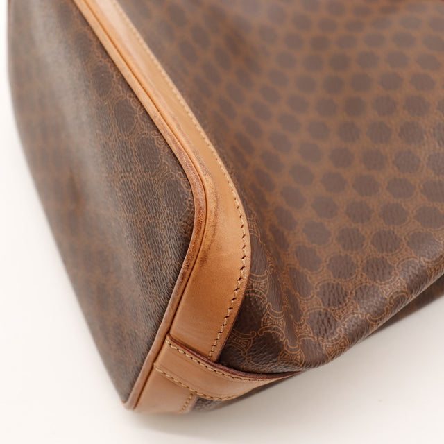 Détail coin et liseré cuir sac seau Céline Macadam occasion authentique — AMANA Vintage
