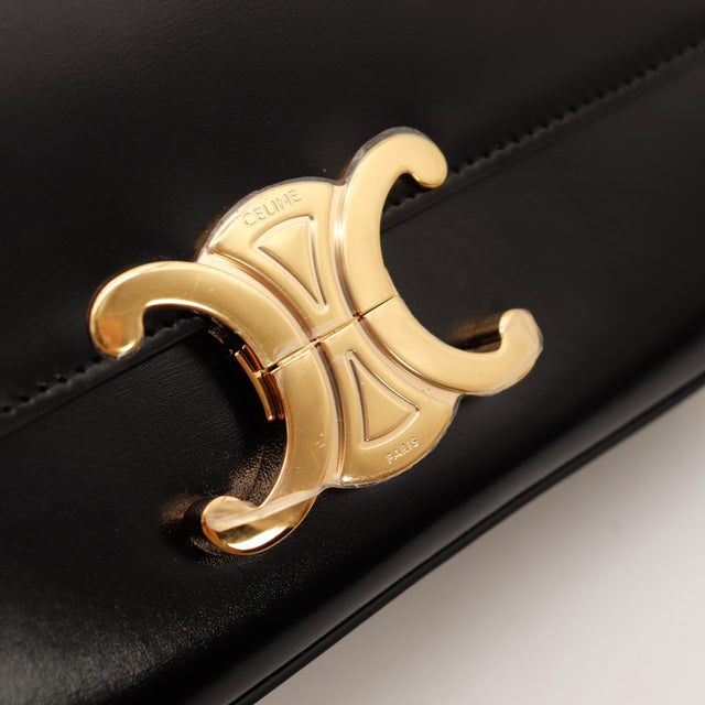 Détail fermoir Triomphe doré Céline cuir noir occasion authentique — AMANA Vintage