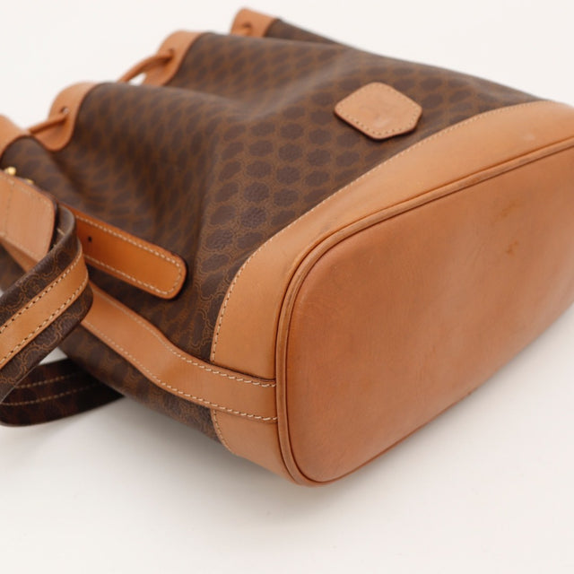 Détail de la bandoulière Céline Seau toile Macadam marron occasion authentique — AMANA Vintage