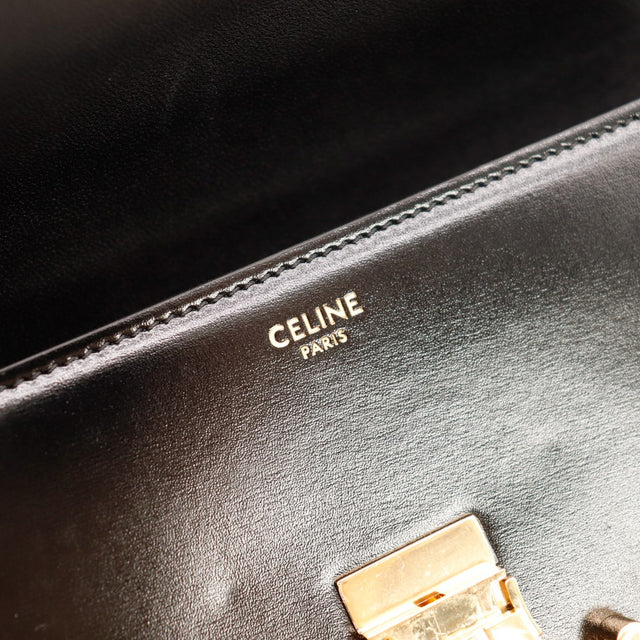 Détail estampille Celine Paris intérieur cuir noir occasion authentique — AMANA Vintage