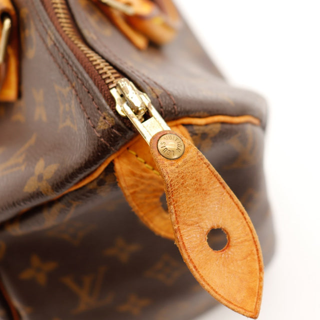 Détail tirette en cuir très usée Louis Vuitton Speedy 30 languette cadenas — AMANA Vintage