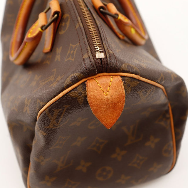 Détail fermeture éclair et cuir vachette Louis Vuitton Speedy 30 — AMANA Vintage