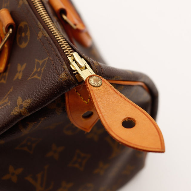 Détail tirette zip et languette cadenas vachette Louis Vuitton Speedy 30 — AMANA Vintage