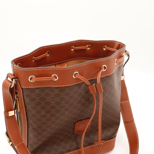 Détail de la base Céline Seau Macadam cuir cognac occasion authentique — AMANA Vintage
