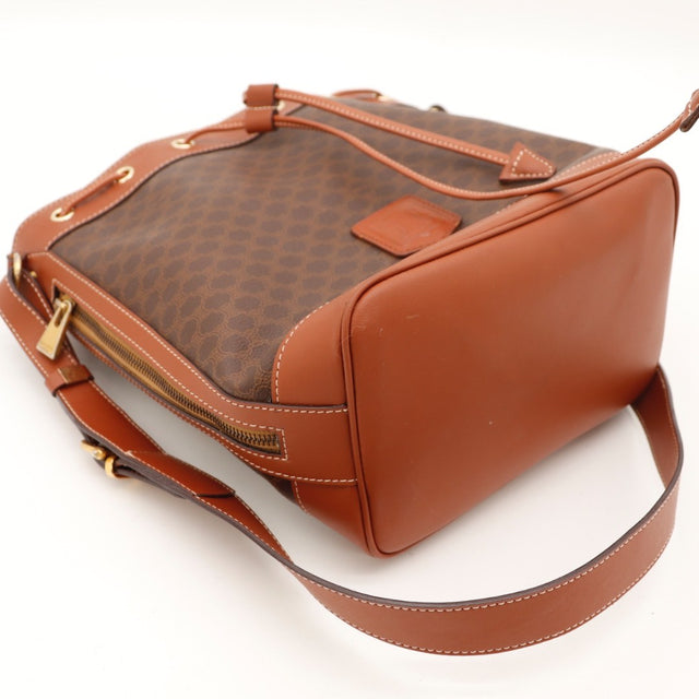 Détail de la bandoulière Céline Seau Macadam cuir cognac occasion authentique — AMANA Vintage