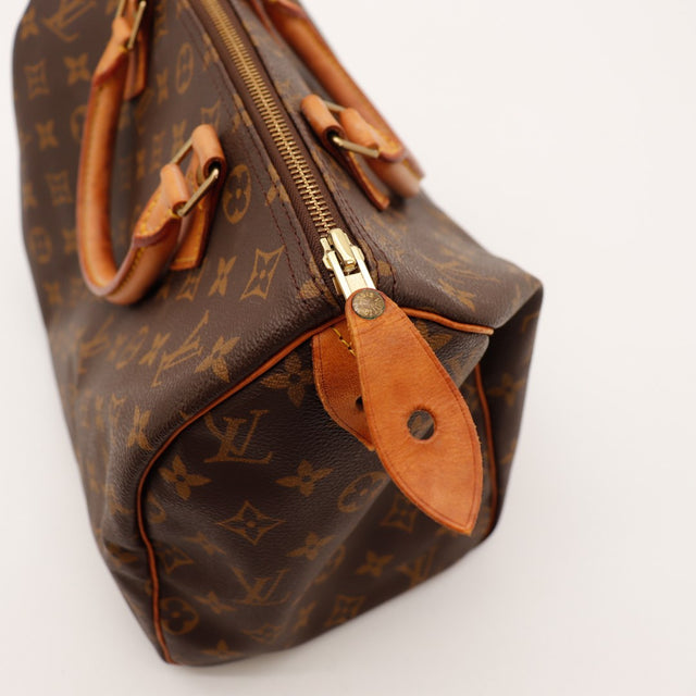 Détail fermeture éclair et tirette cuir Louis Vuitton Speedy 35 — AMANA Vintage