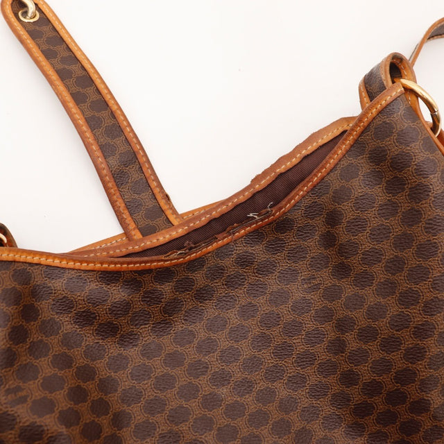 Détail de la bordure de l'ouverture Céline Hobo Macadam cuir naturel occasion authentique — AMANA Vintage