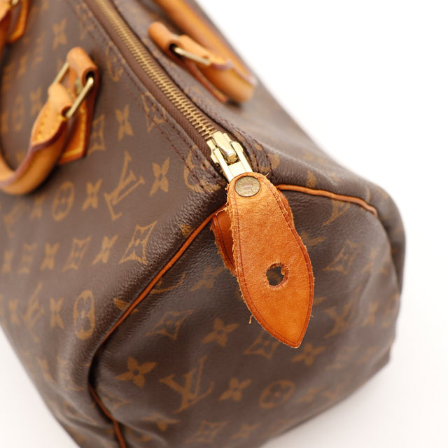 Détail tirette en cuir usée Louis Vuitton Speedy 35 occasion authentique — AMANA Vintage