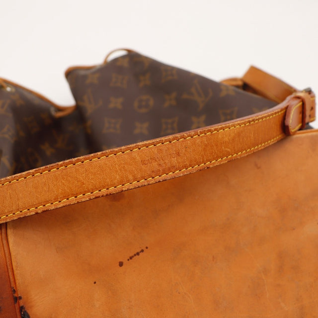 Détail des bordures supérieures Louis Vuitton Noé Toile Monogramme occasion authentique — AMANA Vintage