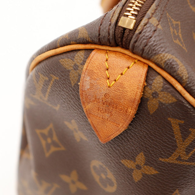 Détail tab vachette Louis Vuitton Speedy 30 patine caramel — AMANA Vintage