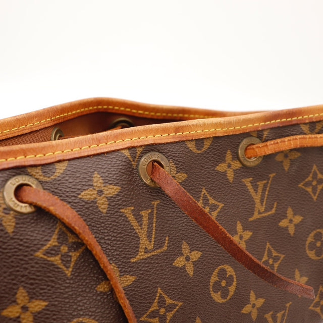 Détail du cuir vachette Louis Vuitton Noé Toile Monogramme occasion authentique — AMANA Vintage