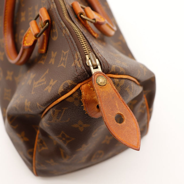 Détail fermeture éclair et languette cadenas Louis Vuitton Speedy 30 — AMANA Vintage