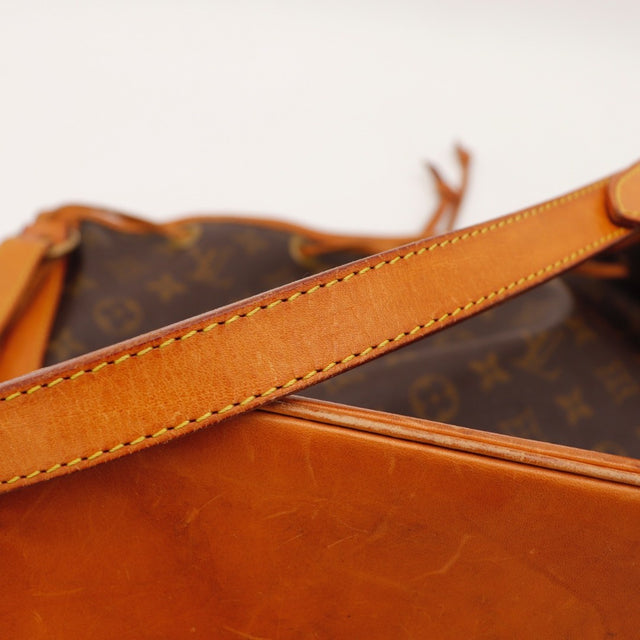 Détail de la fermeture coulissante Louis Vuitton Noé Toile Monogramme occasion authentique — AMANA Vintage