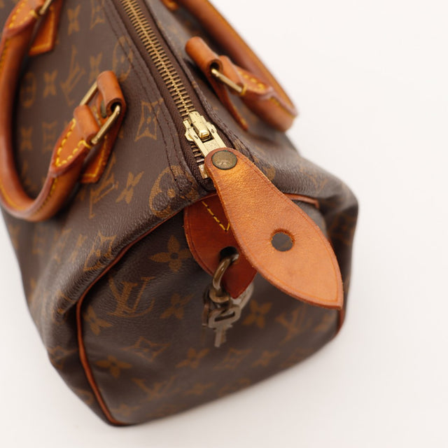 Détail fermeture éclair et languette cadenas Louis Vuitton Speedy 25 — AMANA Vintage