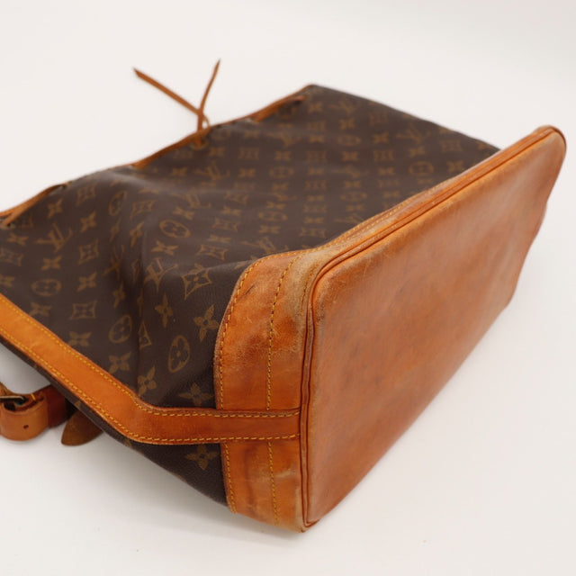 Détail de la bandoulière Louis Vuitton Noé cuir vachette occasion authentique — AMANA Vintage